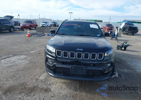 2025 Jeep Compass Latitude 4X4 z USA, uszkodzony, nr VIN 3C4NJDBN5ST575834